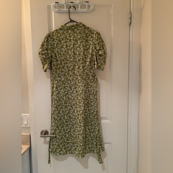 Green flower-patterned dress with back-tie ribbon - Picture 2 of 2